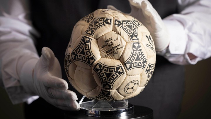 Lopta z najslávnejšieho gólu histórie má nového majiteľa. Zaplatil za ňu milióny